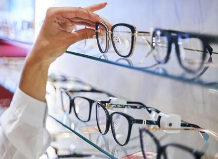 メガネが似合わないあなたへ 眉型とのバランス今すぐチェック! 平行眉、アーチ眉、上がり眉と相性がいいメガネは
