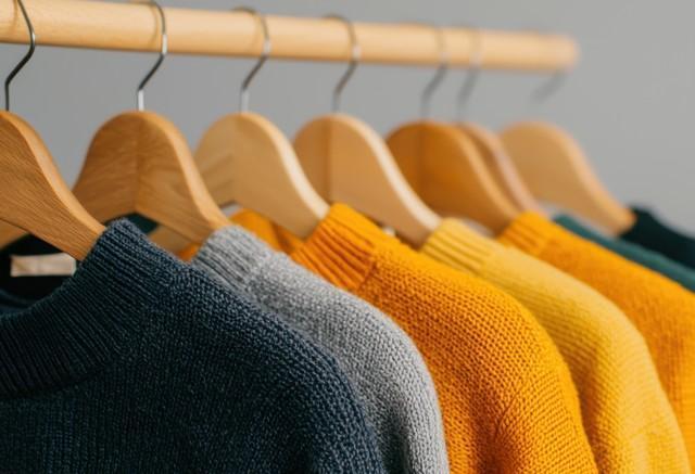 ハンガーに掛けた「ニット」の肩がポッコリ※画像はAIが作成したイメージです（ryker/stock.adobe.com）