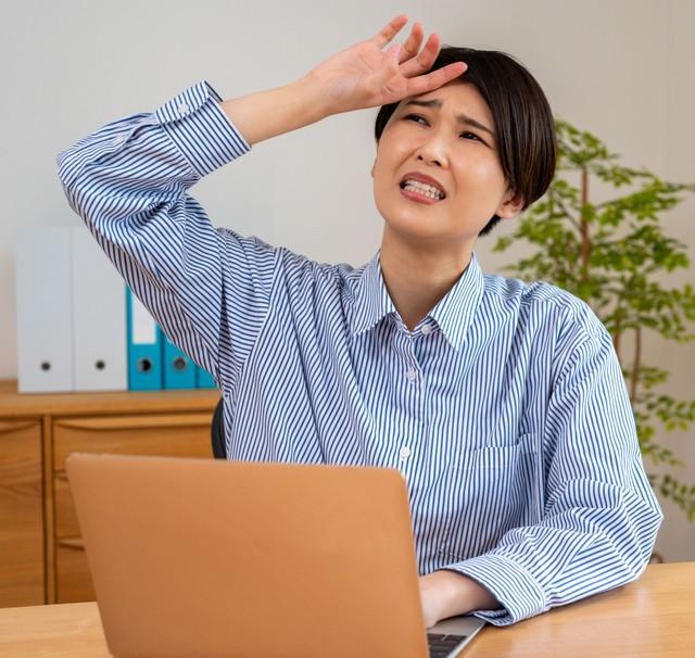 冬服では暑すぎるオフィス…どうしたらいいの？　※画像はイメージです（達也 山崎/stock.adobe.com）