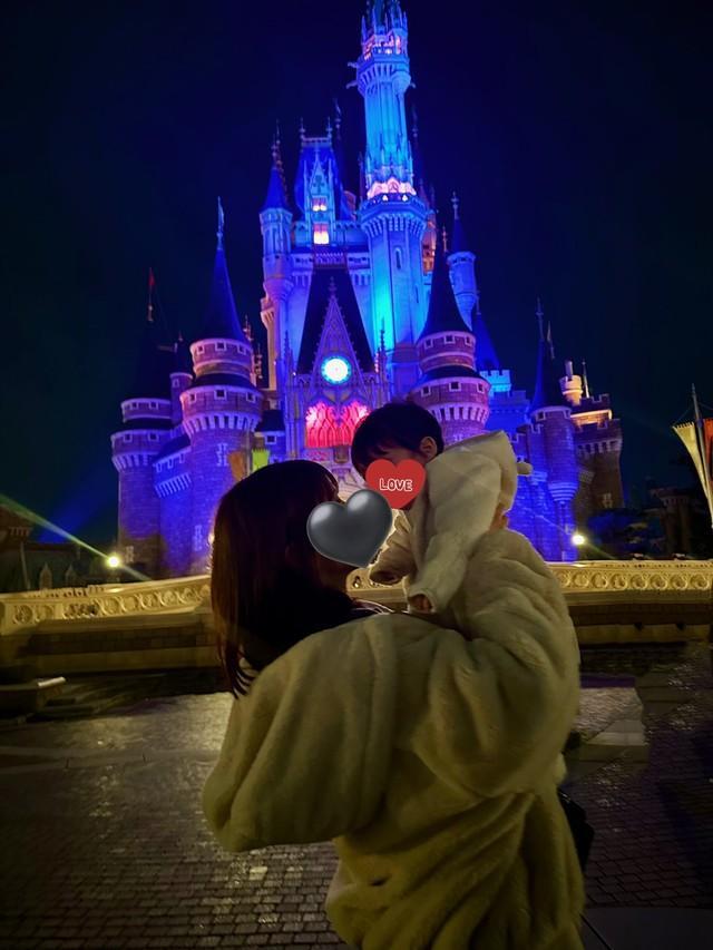 “夢の国”に9カ月でデビューしたという息子さんと、鮭さん（鮭さん提供）