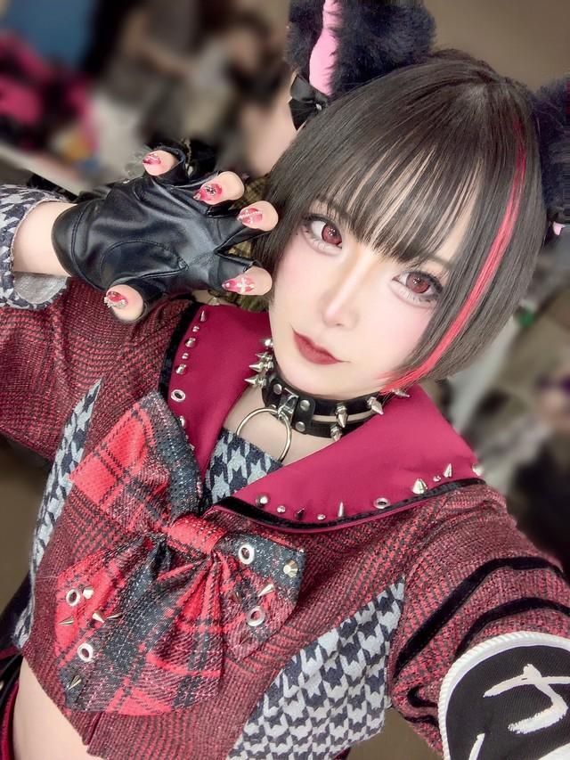 ネイルのレントゲンで注目を集めるロックアイドルグループ「アルカ」のシナナイ・ミヤビさん（いずれも提供写真）