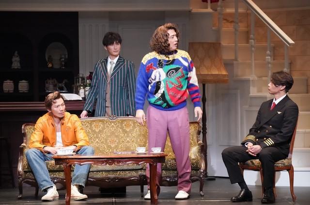 左から、コメディ俳優役・岩永洋昭、弁護士の卵役・後上翔太、大リーガー役・酒井一圭、花形パイロット役・白川裕二郎。酒井の「昭和日本のプロ野球選手」っぽいいでたちが会場の笑いを誘った（撮影：田中亜紀）