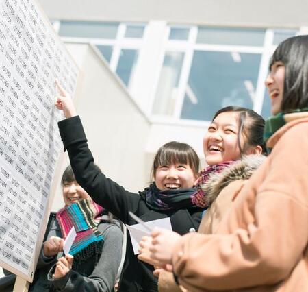 大学合格の胴上げであわや大事故！…2メートル落下寸前　ケガをさせたら犯罪になる？ 過去には判例も【弁護士が解説】