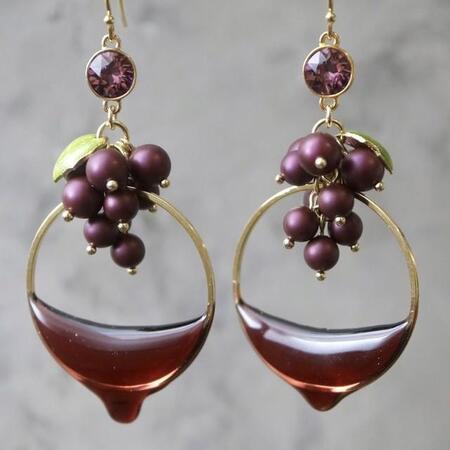 ワインの雫がしたたり落ちるようなデザインが素敵「香り立つみたい」「あふれるたぷたぷ感」イヤリングが話題に