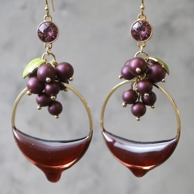 ワインの魅力をつめこんだイヤリング（画像提供：ピヨノメさん　※画像を一部トリミング）