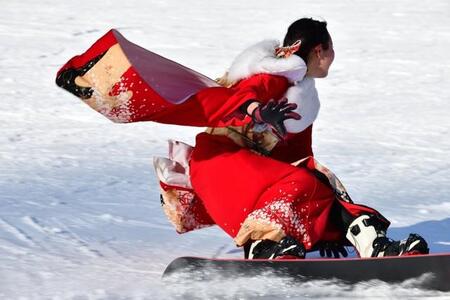 マジで何者！？→2年前に振袖スノボでバズった女性の卒業制作「かっこよすぎ」とまた話題に　ウィンタースポーツと伝統工芸の華麗なる融合