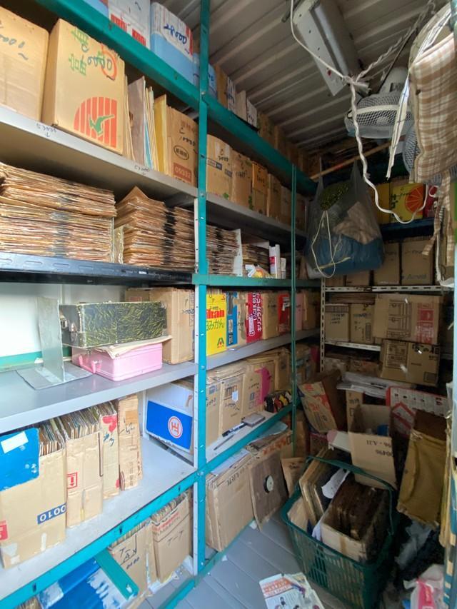 倉庫いっぱいのレコード。さらにご自宅の部屋にもこれと同じくらいの量のレコードが眠っているそうです。