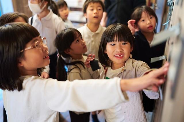 デザイナーを招いたワークショップに参加するfork toyamaの子どもたち（提供）