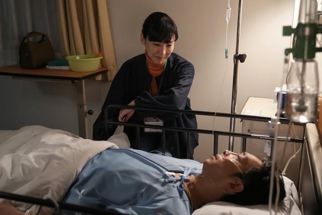 聖人（北村有起哉）の手術が無事成功し、安堵する愛子（麻生久美子）　(C)NHK