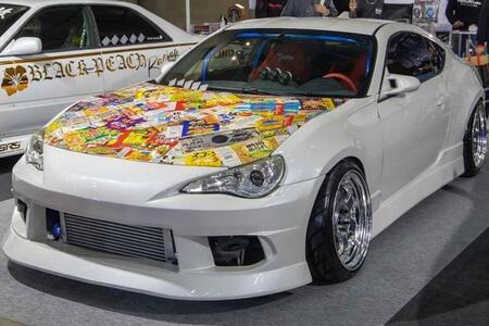 懐かしの駄菓子袋が、トヨタ86“北米モデル”のボンネットに！ まさかの製法＆「100万円でも売れない」職人のこだわりとは