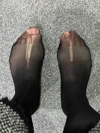 一日穿いたら、もうボロボロ…女性たちを苦しめるストッキング習慣「30デニールがマナーっていうの、やめよう」に共感の声続々
