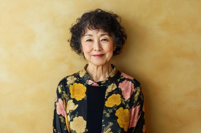 花柄の服を着た女性　※画像はAIで生成されたイメージです（pham/stock.adobe.com）