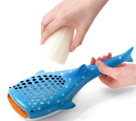 ジンベエザメが大根おろし「んべぇー」舌出し「これは欲しい」「可愛すぎる!」