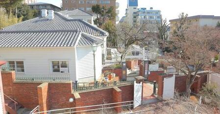 神戸の北野異人館街と猫たちとの意外な関係って…？ 猫に特化した「猫アート展」で芸術と街の歴史に触れる