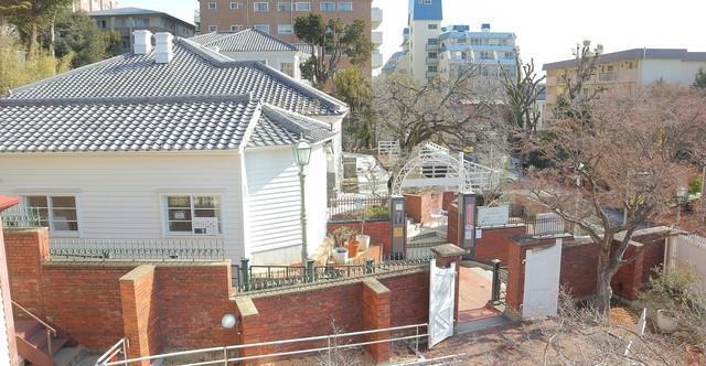 ラインの館から見下ろす神戸北野美術館