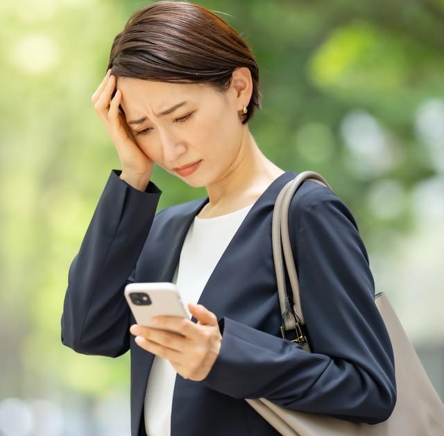 スマホのバッテリーがピンチに！しかしカフェでは充電を断られ…　※画像はイメージです（naka/stock.adobe.com）