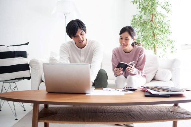 新NISAのための資金は、給与や年金から捻出する人が多い(Monet/stock.adobe.com)