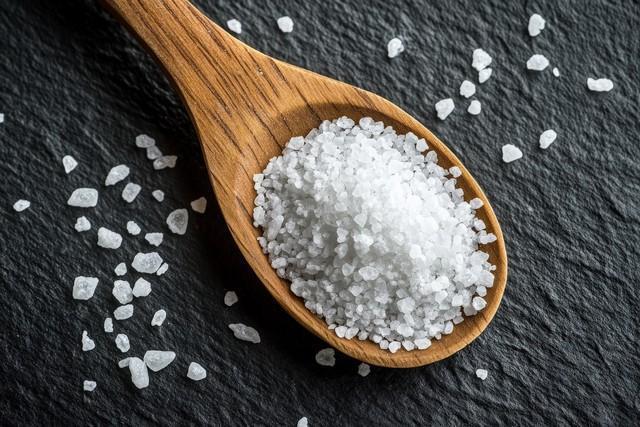 木のスプーンに盛られた粗い海塩※画像はAIが作成したイメージです（Kenny/stock.adobe.com）