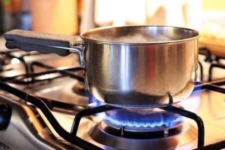 鍋を持ち上げたら→「取っ手」が折れて熱湯飛び散る…日常にひそむ危険、その原因とは！？【経産省が注意喚起】