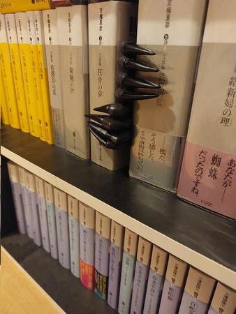 ホラー系インテリアとしてもうってつけ！まるで悪魔の手のようなしおりが話題に