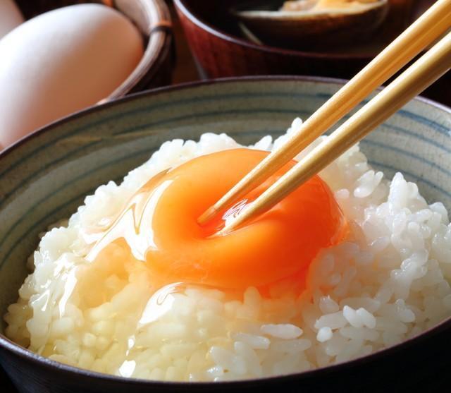 たまごかけご飯や目玉焼きなど、食卓に並ぶ機会の多いたまご　※画像はイメージです（gontabunta/stock.adobe.com）