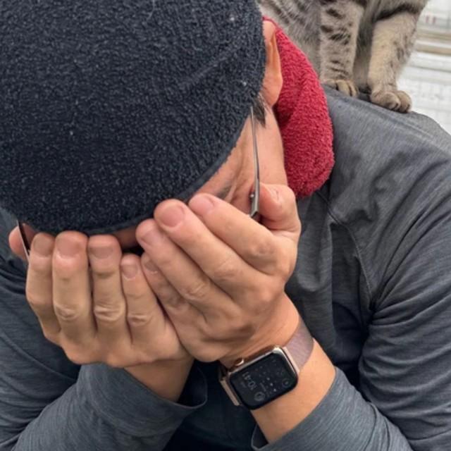 きゅうり農家さんの背中に取りついていたのは…？（石垣将徳さん提供）※一部トリミング