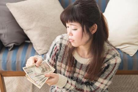 「お母さん、私のお年玉で沖縄旅行したの！？」娘の貯金10万円を無断で使った母…法律的にセーフ？アウト？【弁護士が解説】