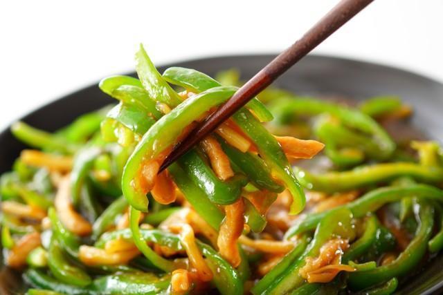 ピーマンやタケノコ、牛肉を炒めて作るのが一般的な「青椒肉絲」※画像はイメージです（K/stock.adobe.com）