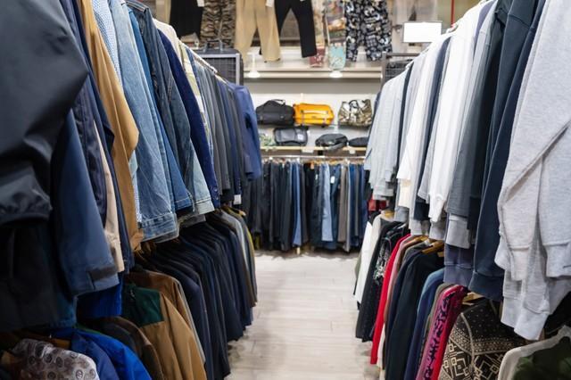 近年、ファッション業界でも注目されている「古着」※画像はイメージです（naka/stock.adobe.com）
