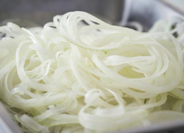 スライスした新玉ねぎを生食する時は、サッと「酢水」にさらして※画像はイメージです（karin/stock.adobe.com）