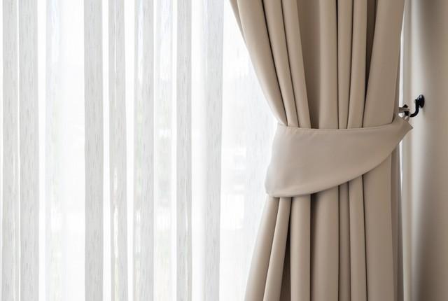 プラスチックのカーテンフックなら「フックを外さず」に洗濯機で洗えます※画像はイメージです（Kittiphan/stock.adobe.com）