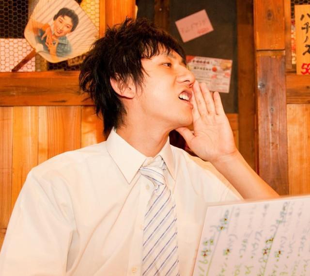 注文を取りに来るのが待ちきれず、手持ちの飲み物を飲んだところ…　※画像はイメージです（Paylessimages/stock.adobe.com）