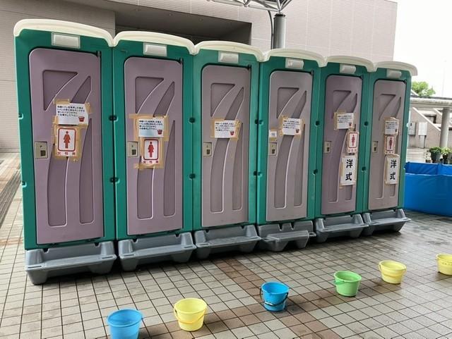 いまだにトイレが使用できない家庭も。このため仮設トイレが設置されているところもあるが、段差があることや和式でトイレがしづらいと言った声が高齢者から上がっているという（サンコー提供）