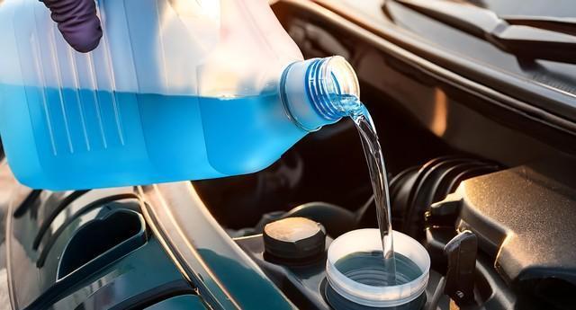 ウォッシャー液、水やミネラルウォーターはNG※画像はAIが作成したイメージです（Muhammad/stock.adobe.com）