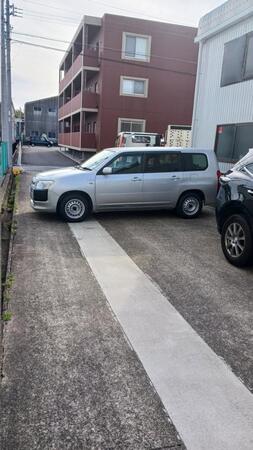 4年間の無断駐車…注意しても改善されず→ 出られないように車を塞いだら、相手の対応は?「年単位の恨みがすごい」「金で和解が一番」