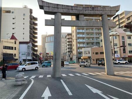 「何この左折レーン、無理が過ぎるやろ笑」道路の真ん中にあるのは?こするドライバー後を絶たず…