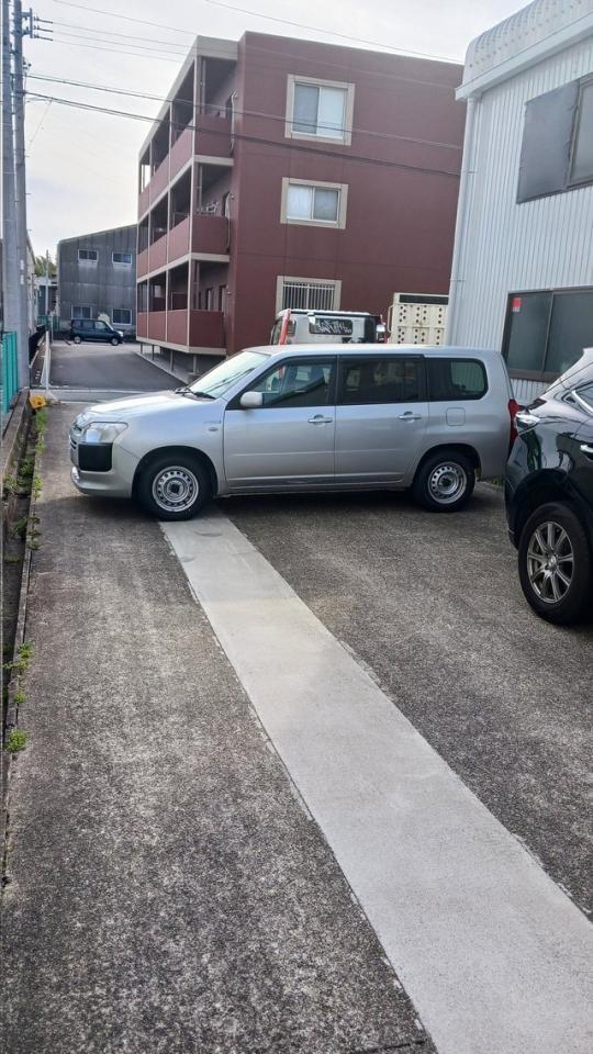 4年ほどに渡って無断駐車をされており、溜まっていた鬱憤が爆発。出られないように車を塞ぎました（いずれも提供写真）