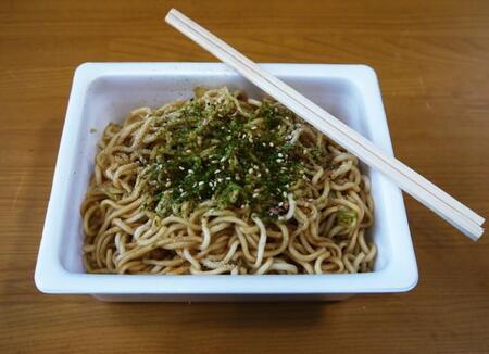 1081キロカロリー　脂質54.3グラム　ペヤング超大盛から油を抜く…胸アツの壮大な検証が堂々マンガ化！