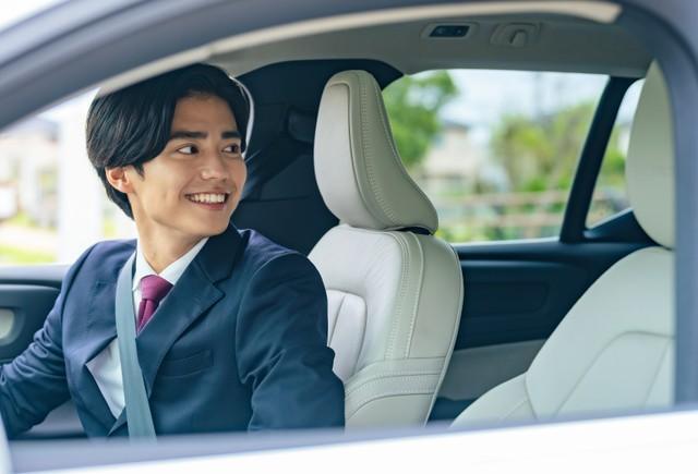 スーツ通勤の方必見！「シートベルトの摩擦から守る方法」※画像はイメージです（metamorworks/stock.adobe.com）