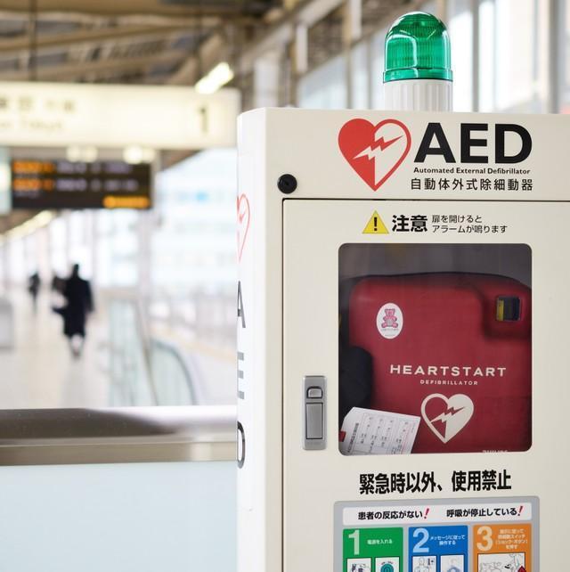 駅などに設置されたAEDを男性が女性に使うと訴えられる？　※画像はイメージです（jun.SU./stock.adobe.com）