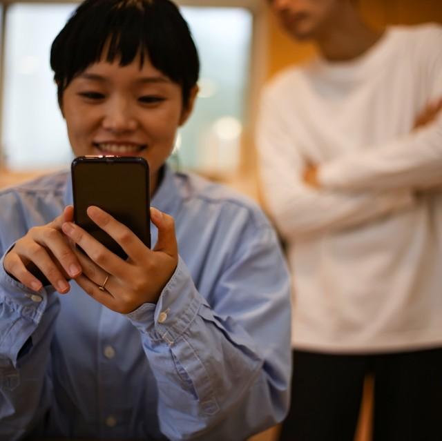 急におしゃれになり常にスマホを持ち歩く妻　※画像はイメージです（yamasan/stock.adobe.com）