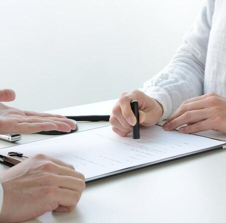 無料の足湯に誘われて、毎日通った健康器具店…「特別なお客様」扱いで100万円超の商品を買わされた　「これって詐欺？」女性の後悔【弁護士が解説】