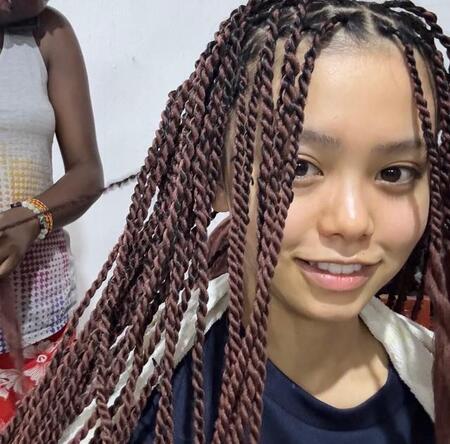 ミス東大、ルワンダから帰国… ブレイズヘア、4人掛かりで解き衝撃の姿に「ハグリット美女」 「チリチリでも可愛い」