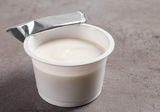 市販のカップヨーグルトの容器を使用するので、洗い物が少ないのも嬉しいポイント※画像はイメージです（New Africa/stock.adobe.com）