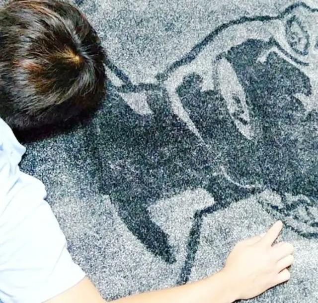 カーペットに描かれたダイイングメッセージとは…！？（画像提供：らむね 岡さん）