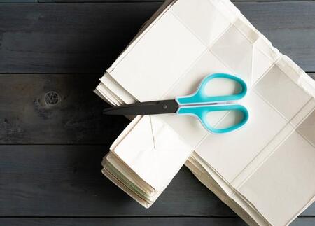 今までのひと手間、もう不要！紙パックの注ぎ口、処理せずにリサイクルOKです【明治おいしい牛乳が解説】