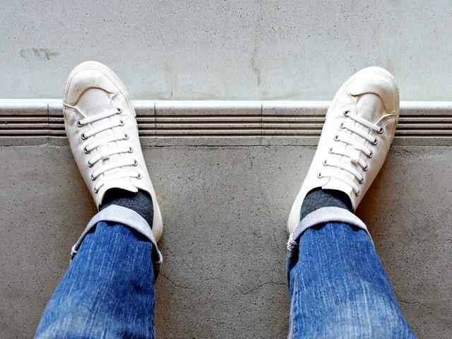 定番の真っ白なスニーカー ※画像はイメージです（Fredio/stock.adobe.com）