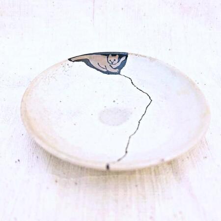 器の割れた部分に猫をデザイン→「金継ぎ」ならぬ「猫継ぎ」の世界がかわいい　「ナイスアイデア」「茶器の歴史を一歩進めてる」と注目度UP↑