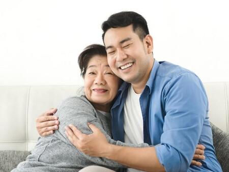 「母さんに相談してみる」が口ぐせの夫 家族旅行もまたお義母さんが同行 “マザコン気味”な態度にモヤモヤ…どう向き合えばいい?【専門家が解説】