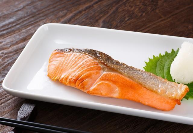 グリルなしで鮭をふっくらジューシーに焼くコツ※画像はイメージです（taa22/stock.adobe.com）